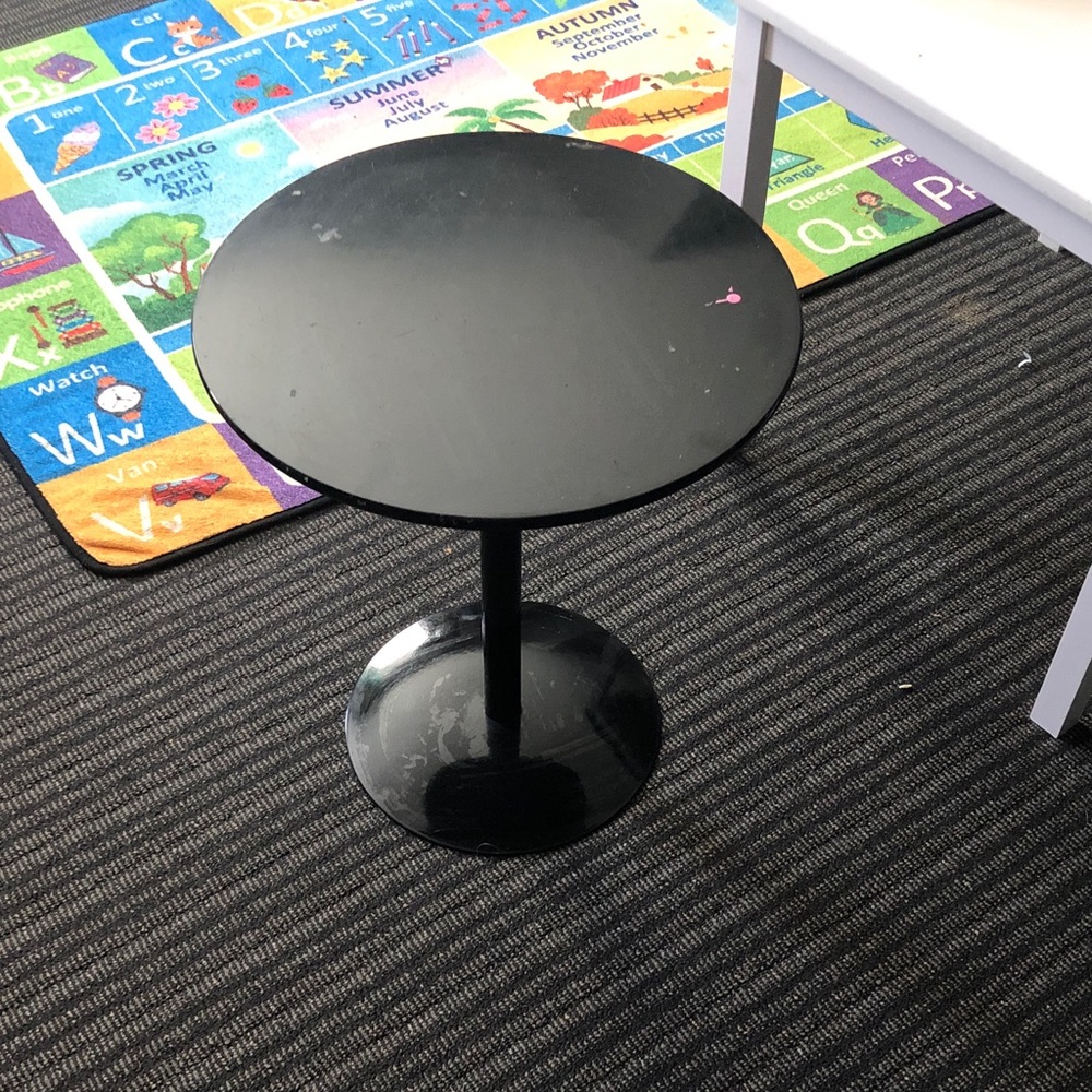 🏋️‍♂️ Round Metal Accent Side Table